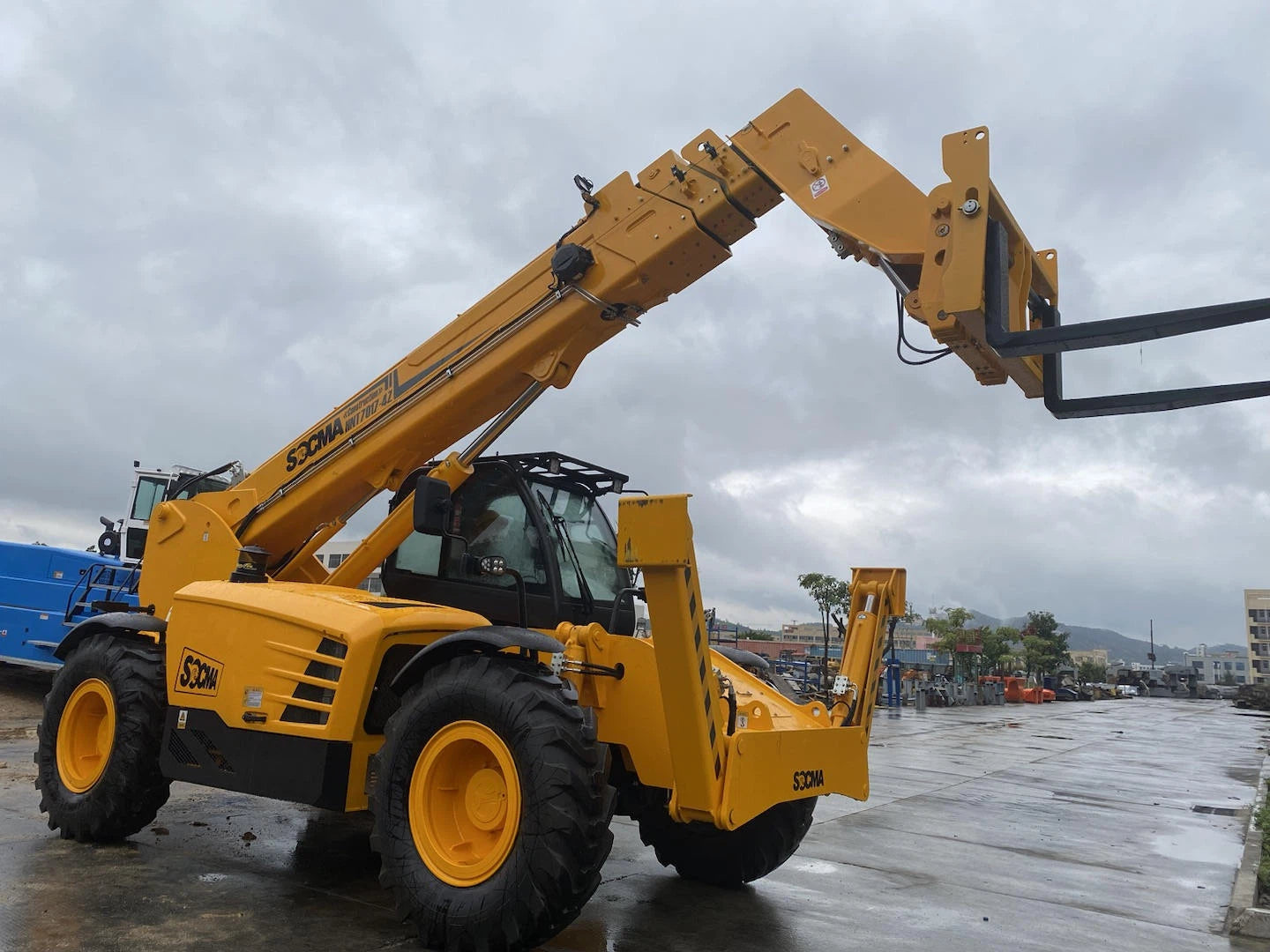 SOCMA 7 Ton 17 Meter Telescopic Forklift HNT7017-4Z